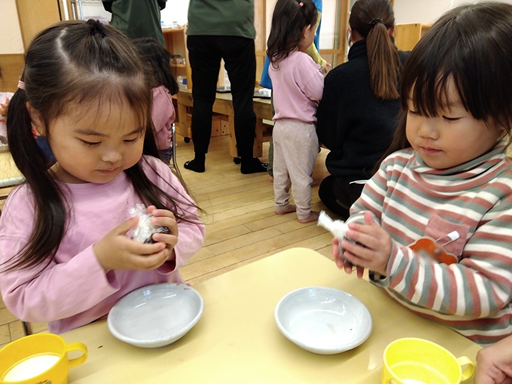 おはぎを作る子どもたち