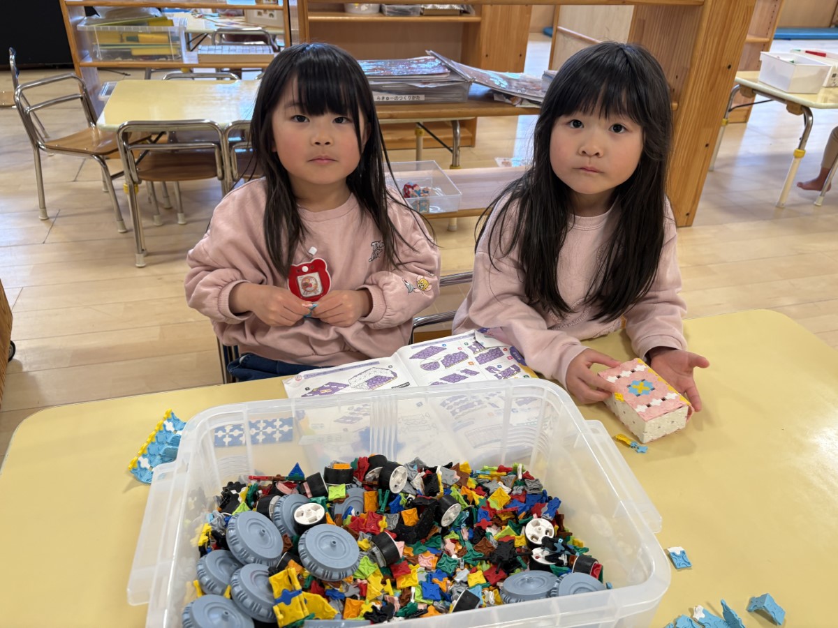 ブロックで遊ぶ子どもたち