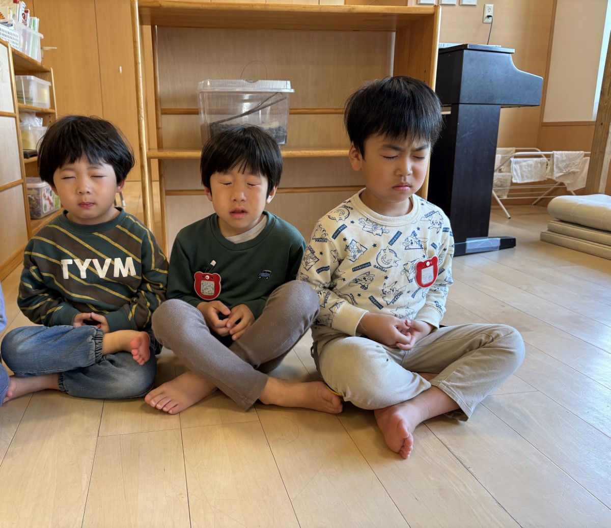 座禅を行う子どもたち
