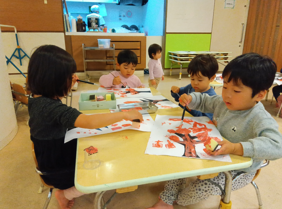 絵具で絵を描く様子