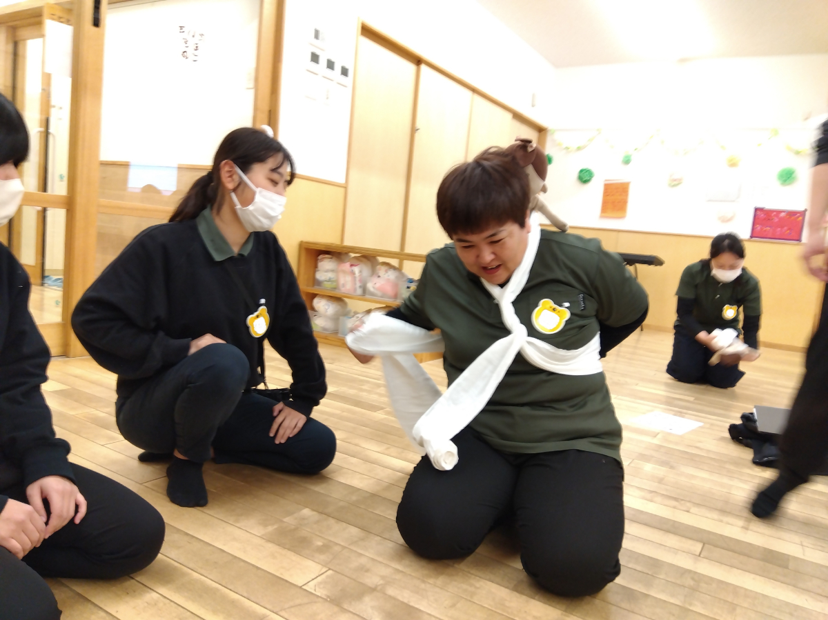 さらしおんぶの練習の様子