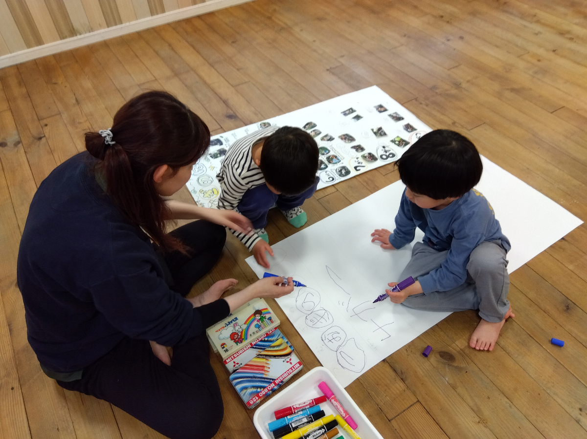 畑のカレンダーを作成する子どもたち