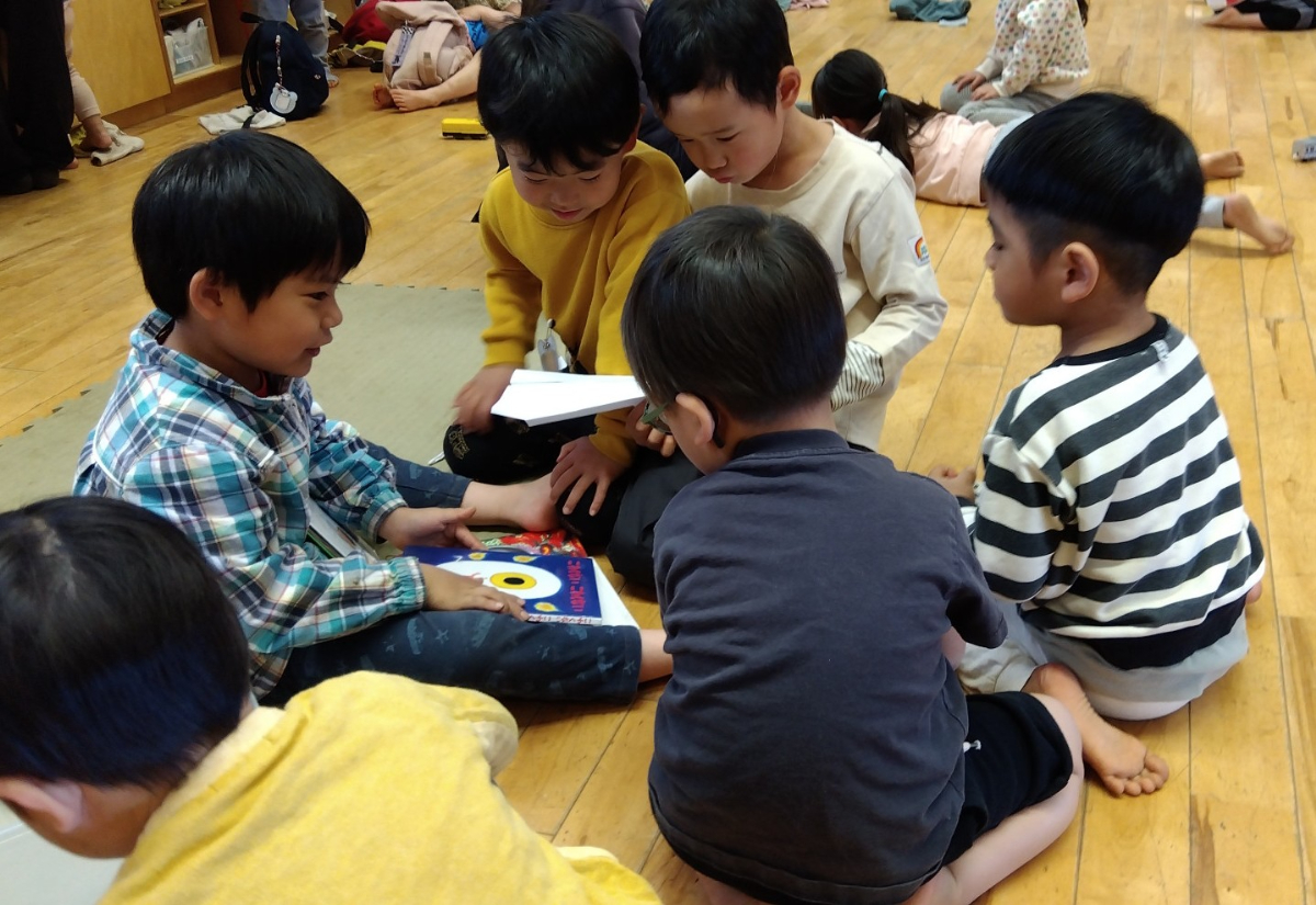 絵本をみんなに読んであげている様子