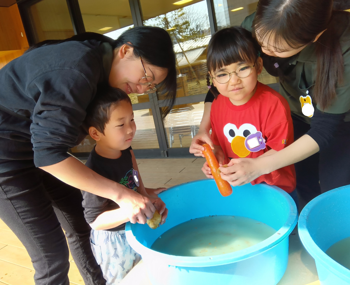 野菜の皮むきをする子ども