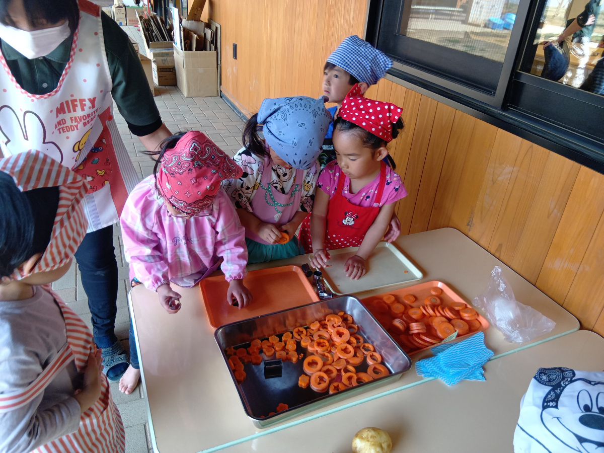 野菜を型抜きする子どもたち