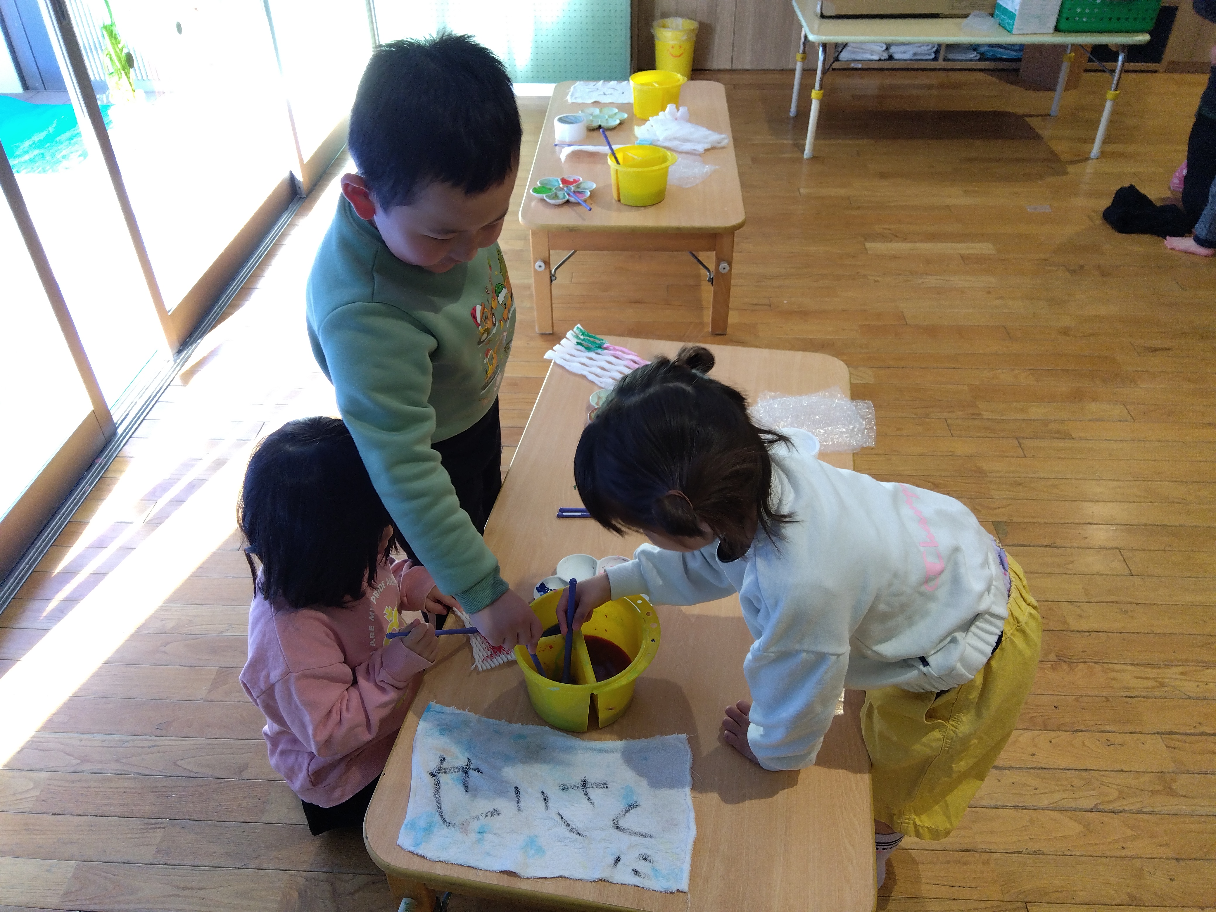 絵の具で遊ぶ様子