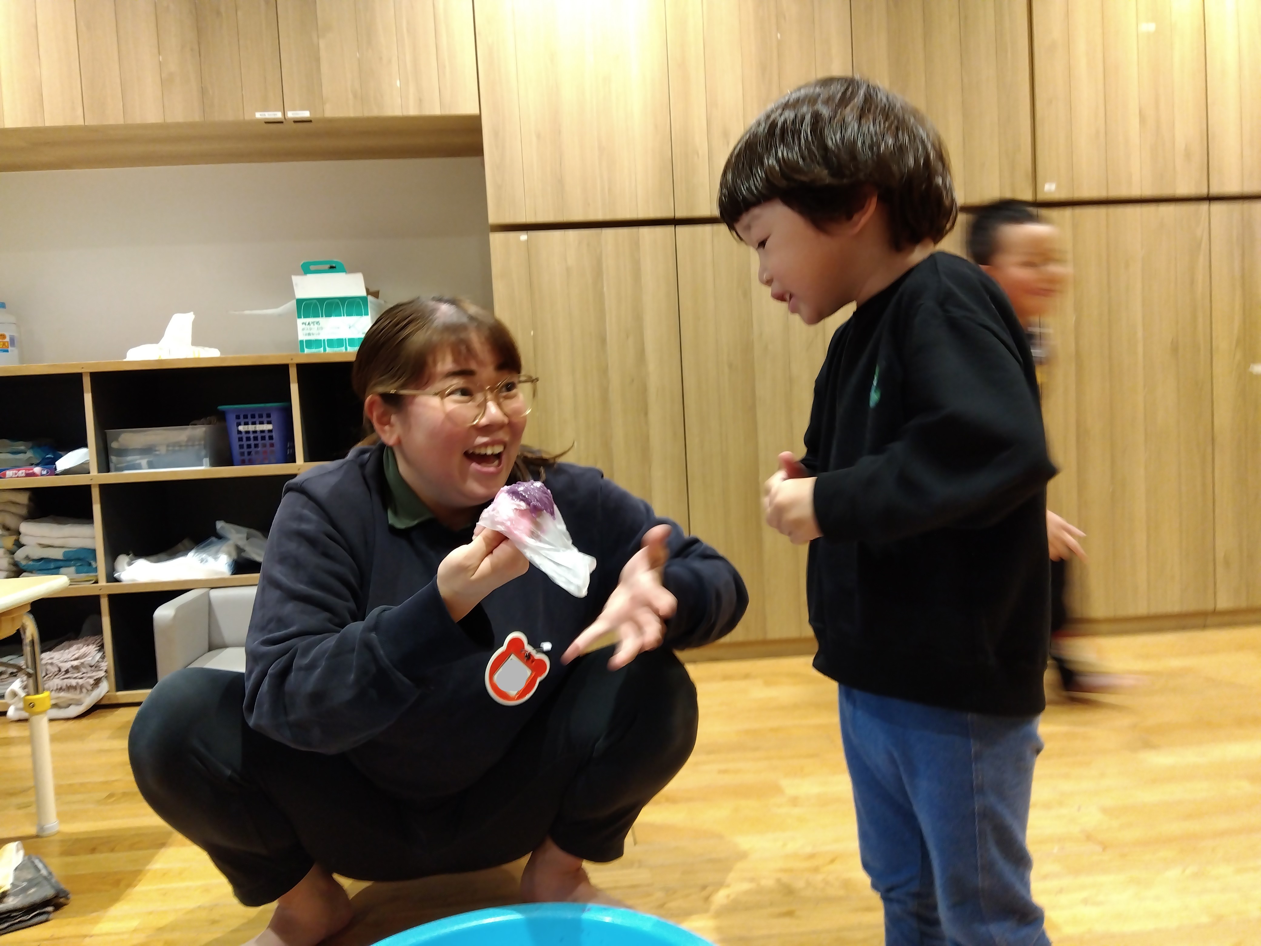 スタッフと子どもが話している様子