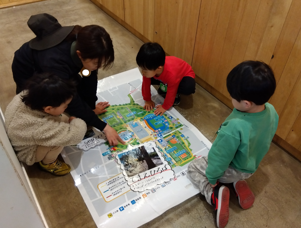 手作りの公園マップを囲む様子