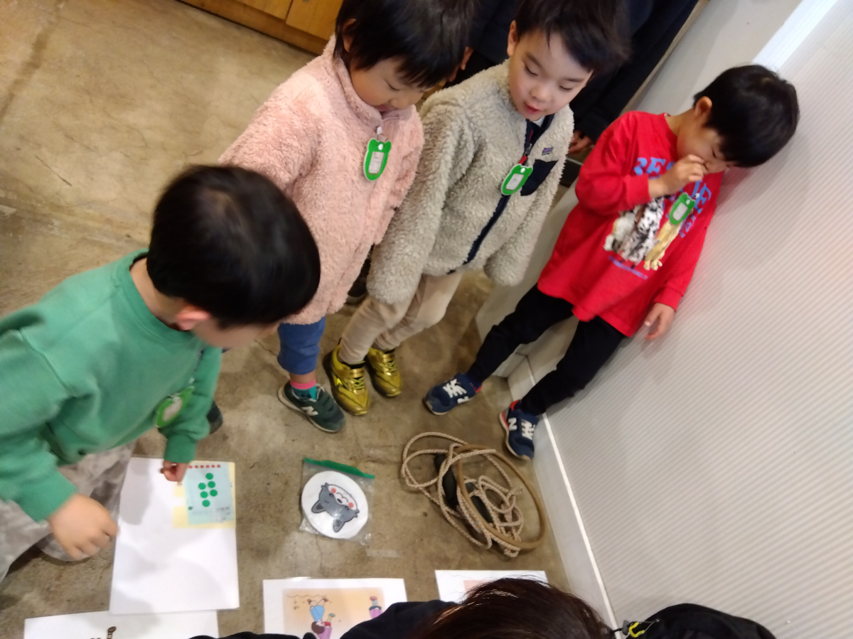 持っていく遊び道具を吟味する子どもたち