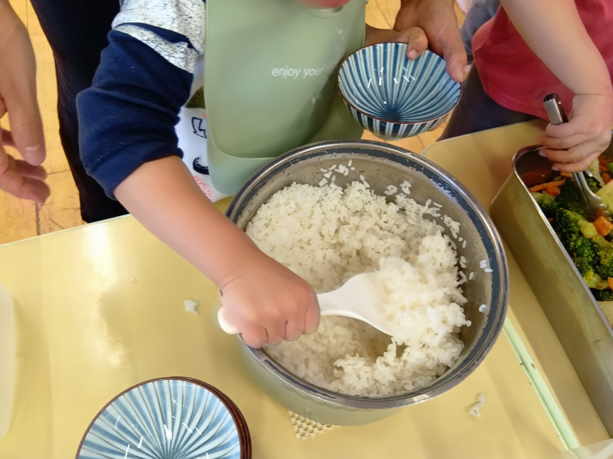 ご飯を配膳する様子