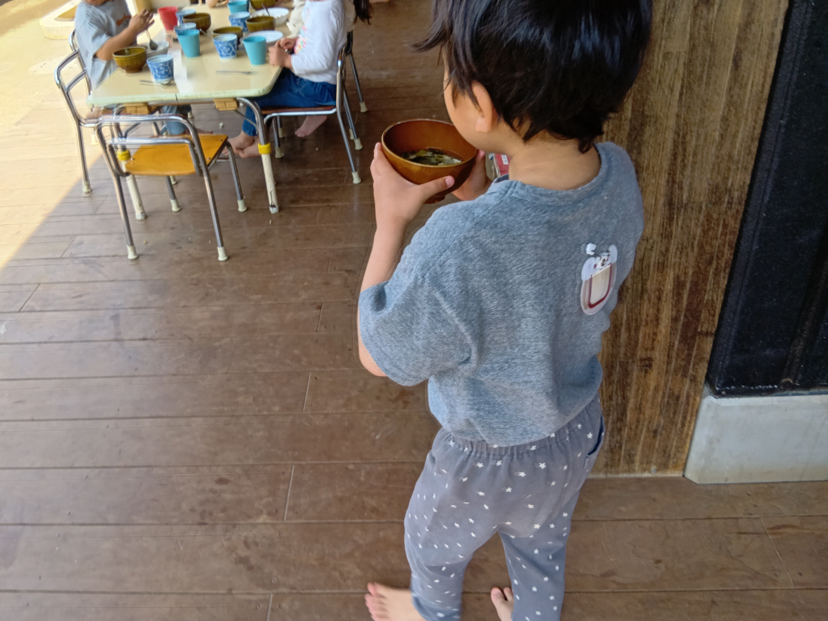 味噌汁のお椀を運ぶ様子