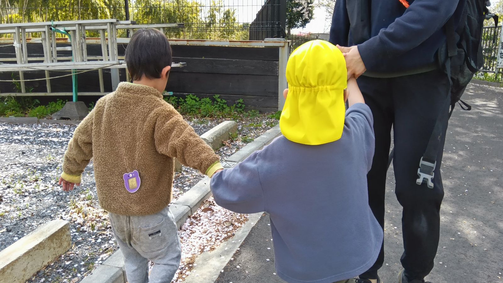 手をつないで歩く子どもたち