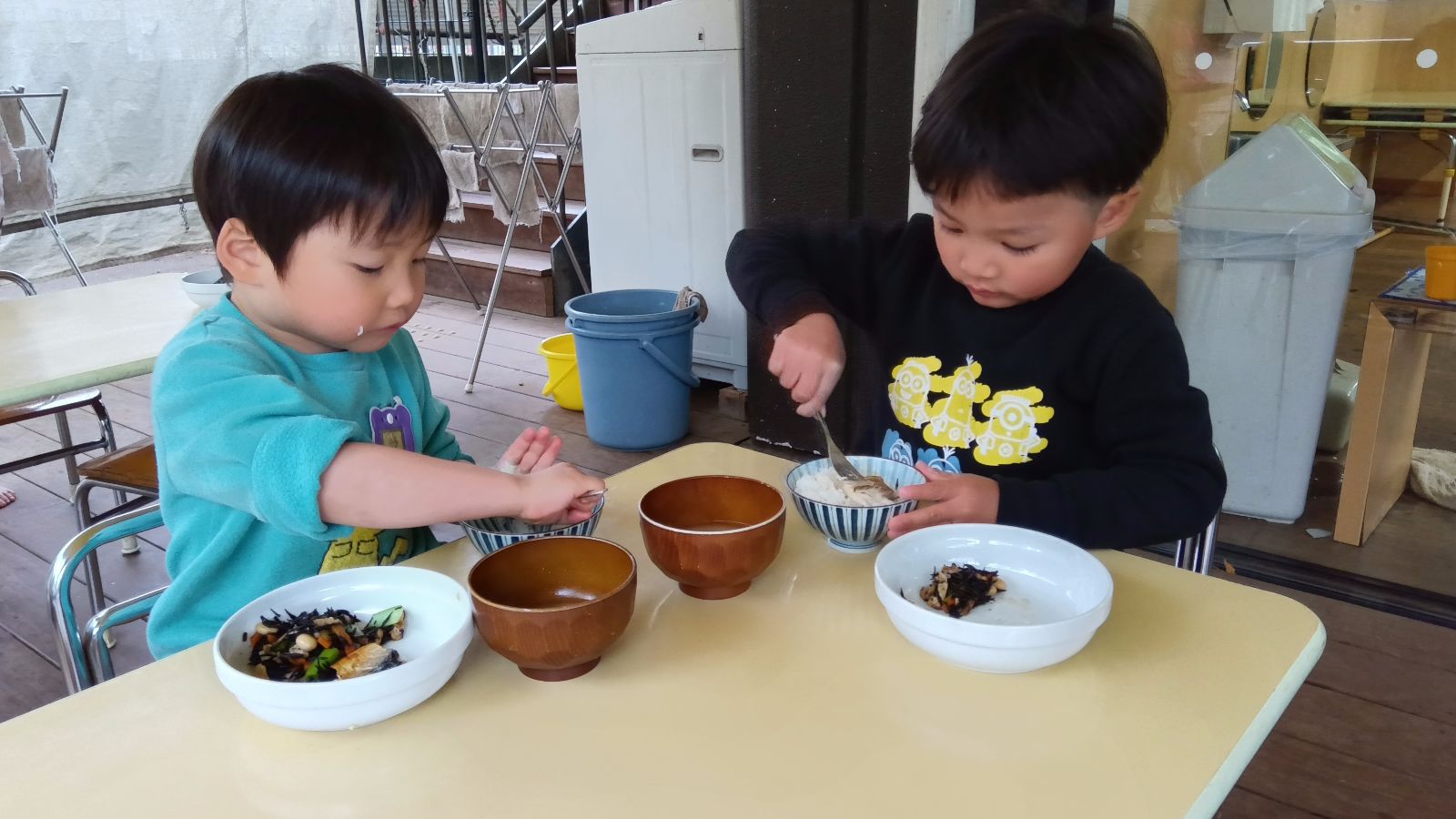 給食を食べる子どもたち
