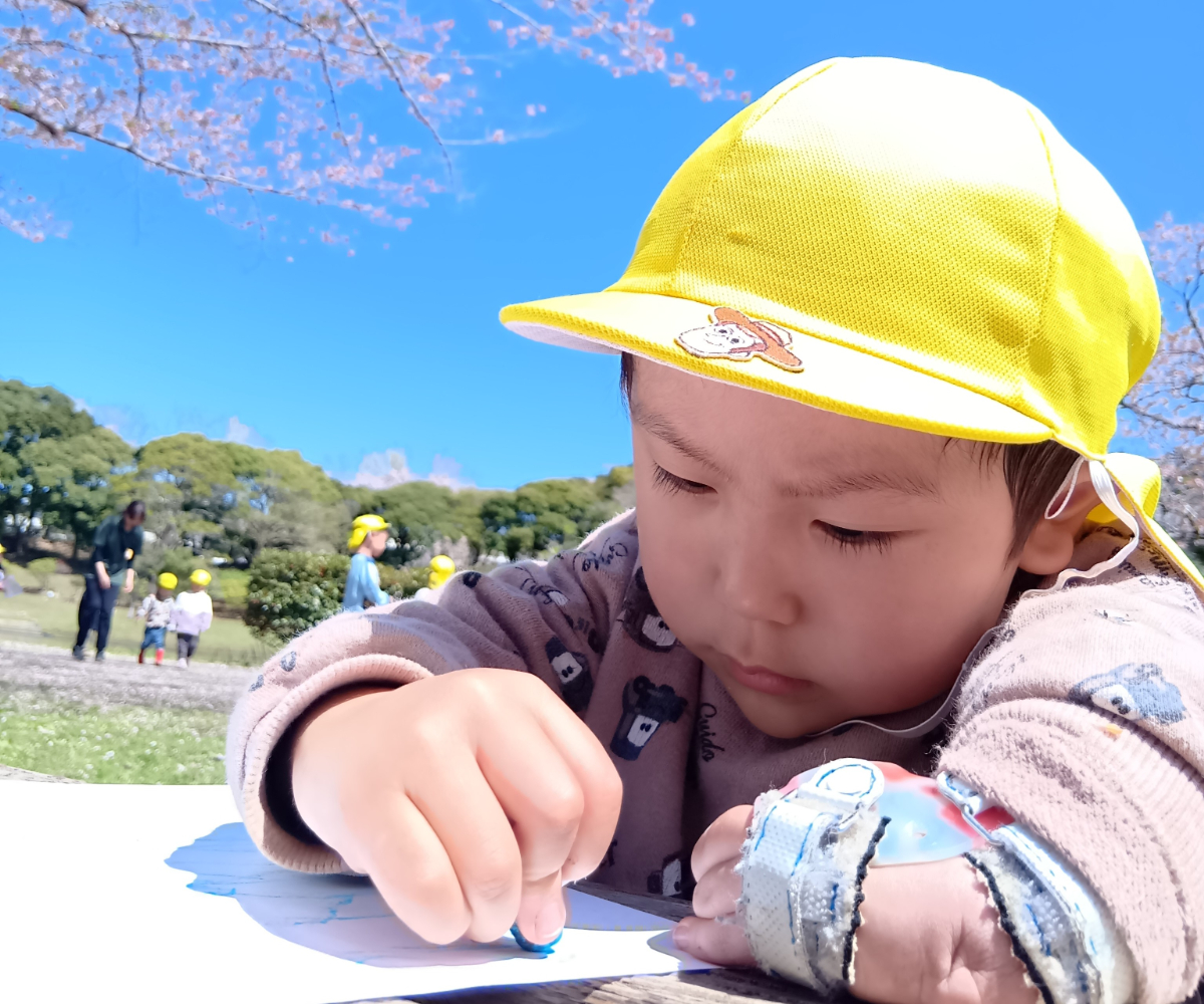 クレヨンで真剣に絵を描く子ども