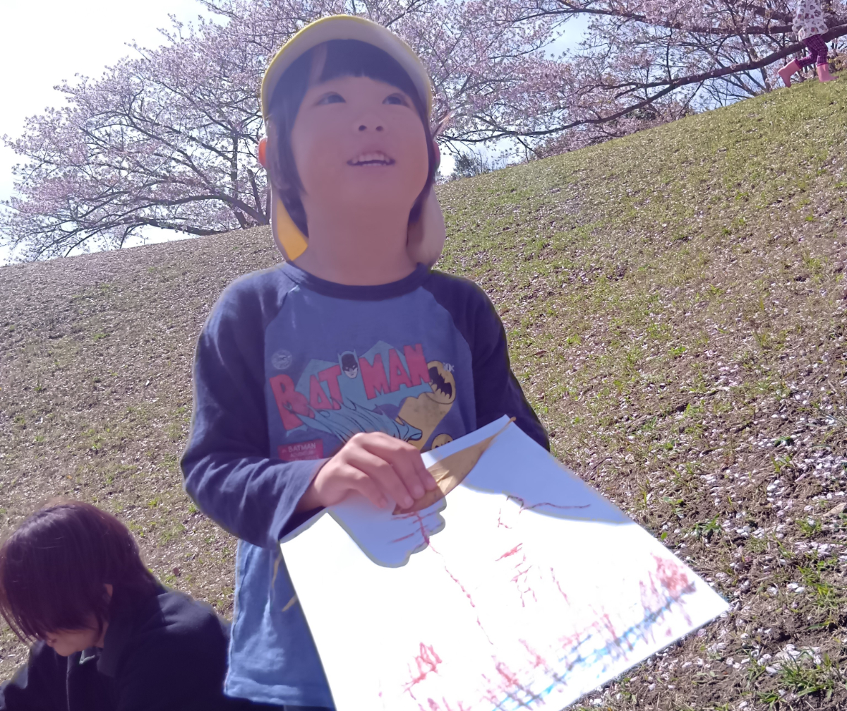 飛行機雲を見上げる子ども