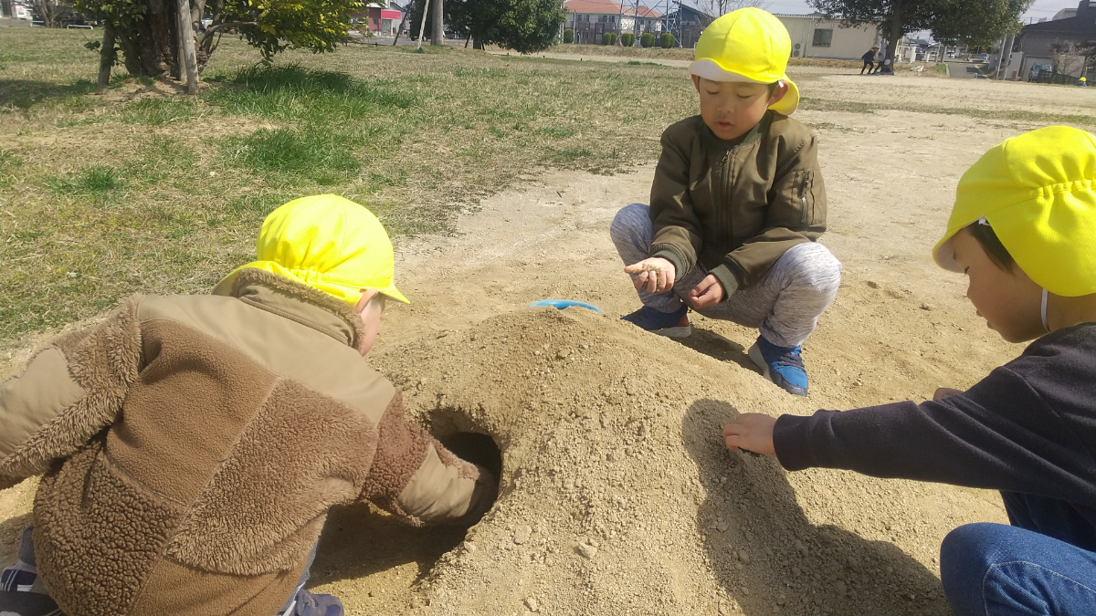 一緒に山を作る子どもたち