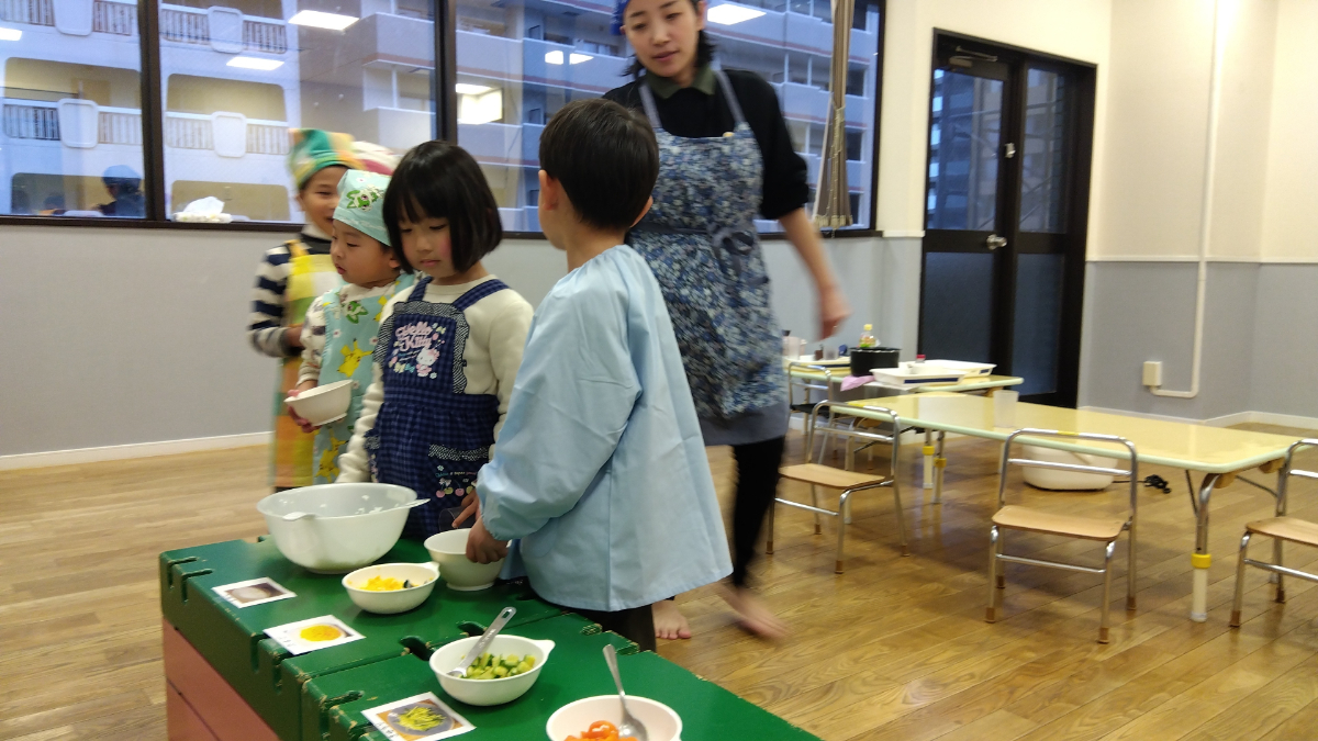 列にならぶ子どもたちの様子