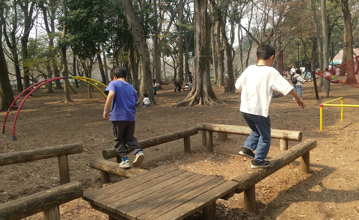 公園で遊ぶ様子