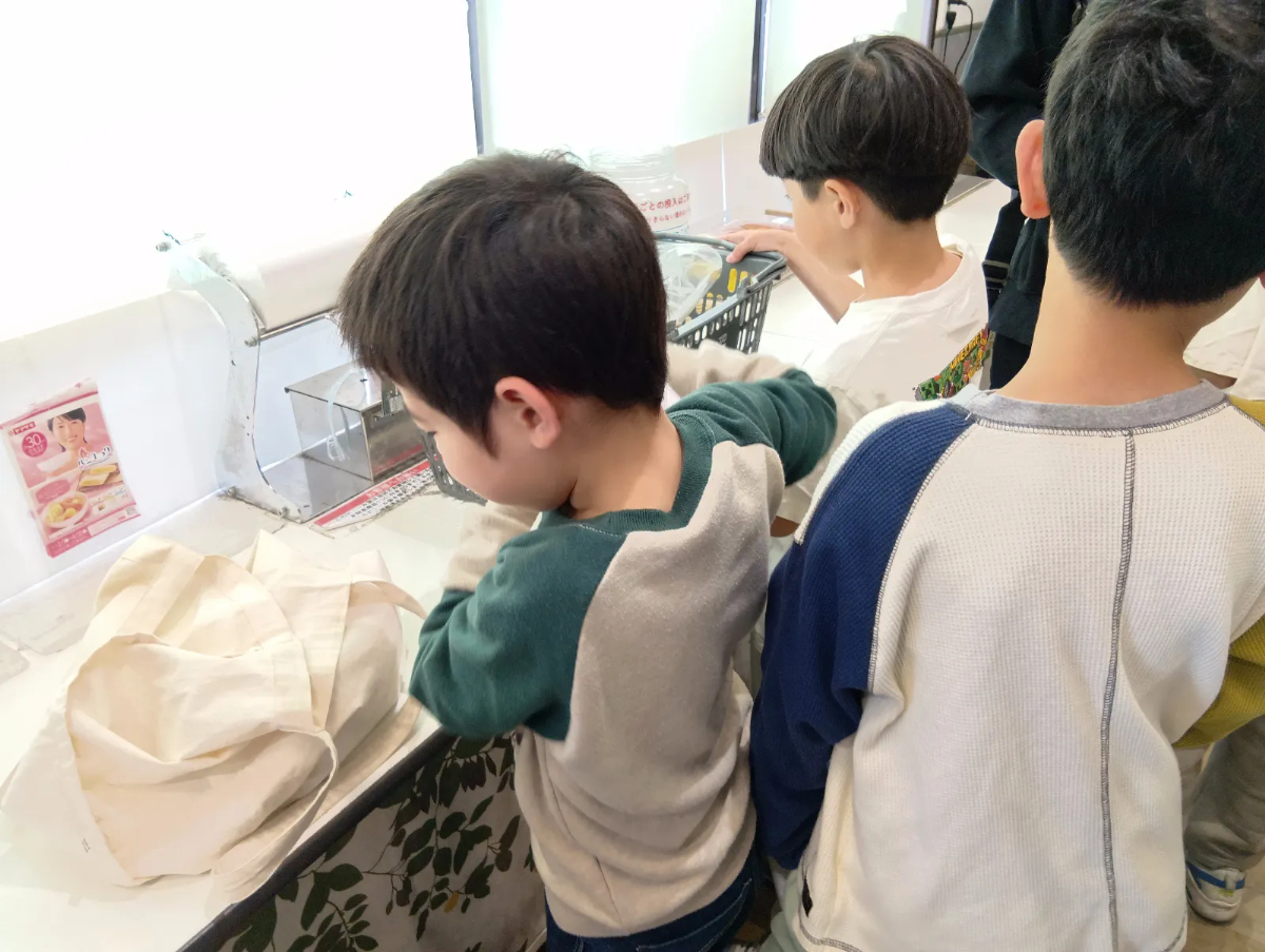 買い出しをする子どもたち