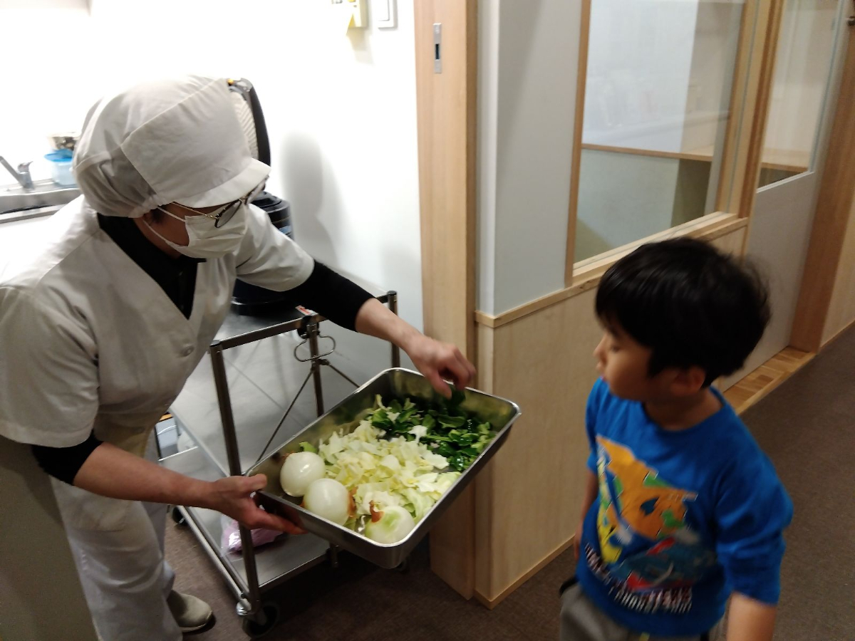 切られた野菜を見る子ども