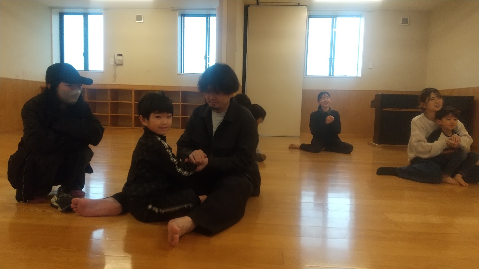 手遊びをする親子