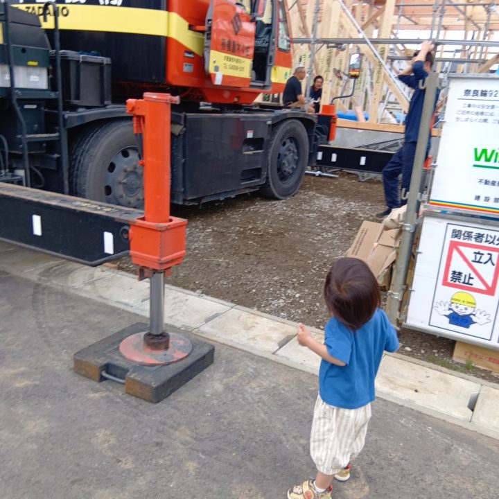 乗り物を見つめる子ども