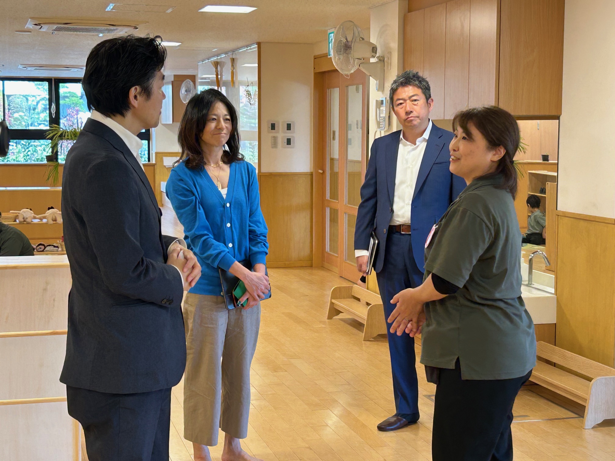 施設内を案内