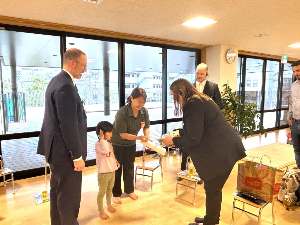 お土産にフランスの絵本をいただきました
