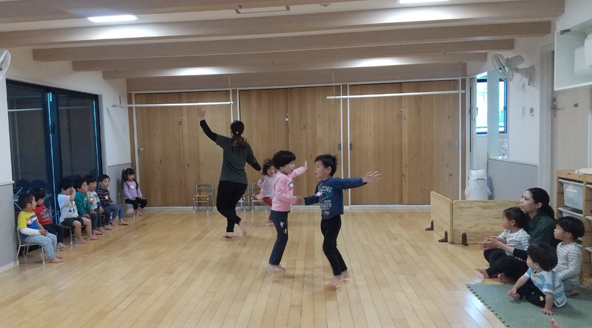 音楽に合わせて体を動かす様子
