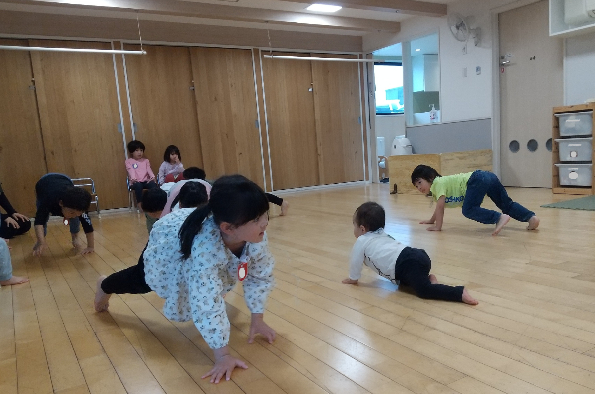 異年齢の子どもたちがみんなで体操をする様子