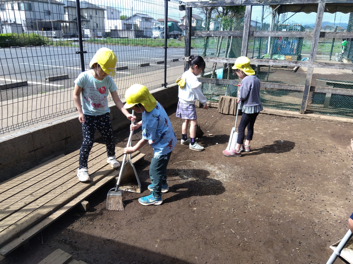 掃除をする子どもたち