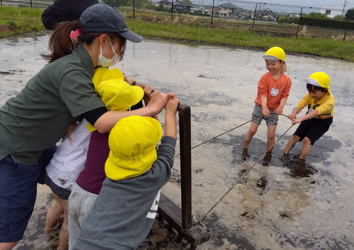 馬鍬を体験する子どもたち