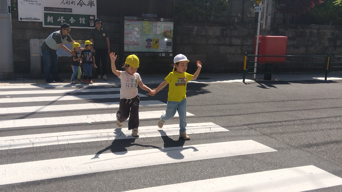 手をつないで横断歩道を渡る子どもたち