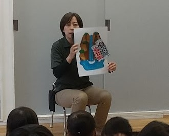 こいのぼりにまつわる話をするスタッフ