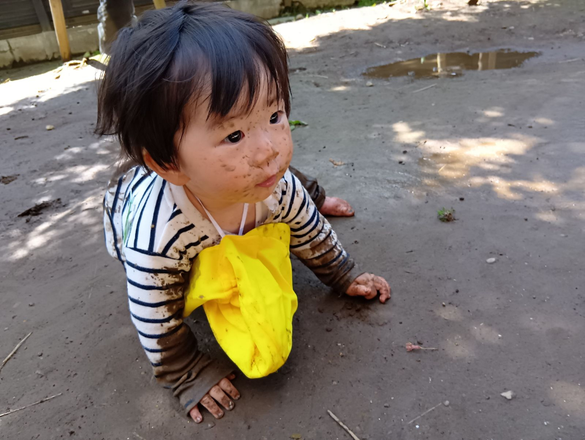 手足を地面につける子ども