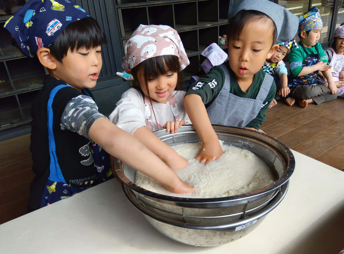 お米を研ぐ子どもたち