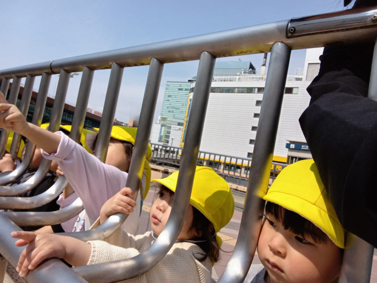 バスを見下ろす子どもたち