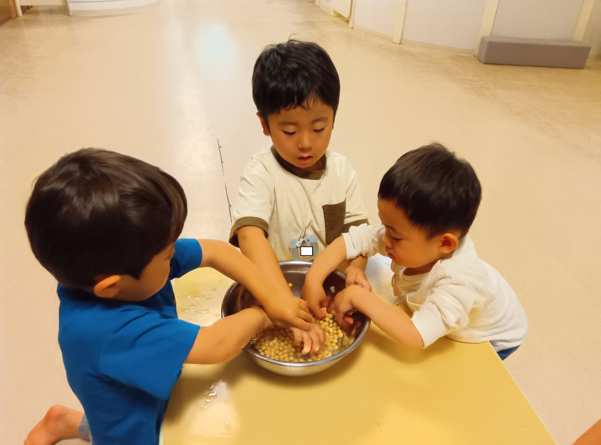 大豆に触れる子どもたち