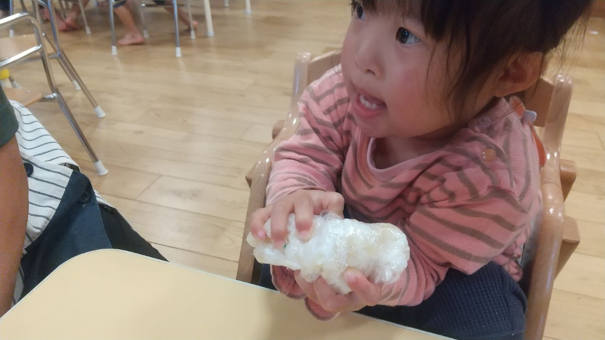 おにぎりを握る子ども