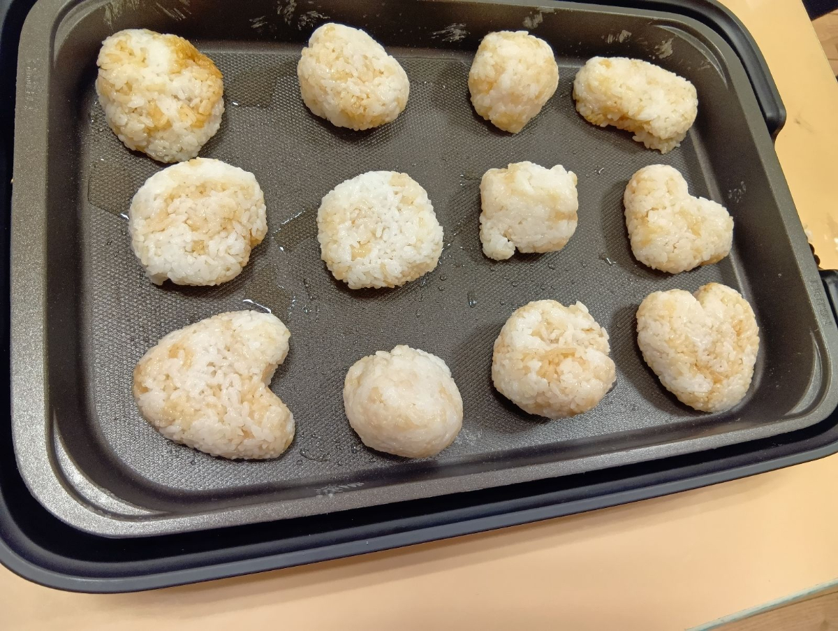 焼かれているおにぎり