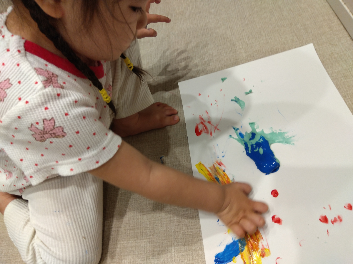 絵の具に手で触れる子ども