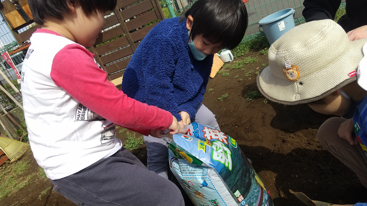 重い土を運ぶ子どもたち