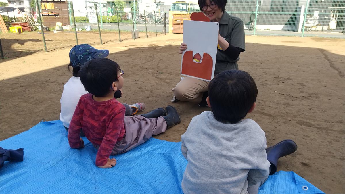 スタッフのイラストによる説明を聞く子どもたち