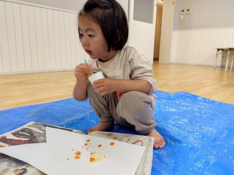 こいのぼりに模様をつける子ども