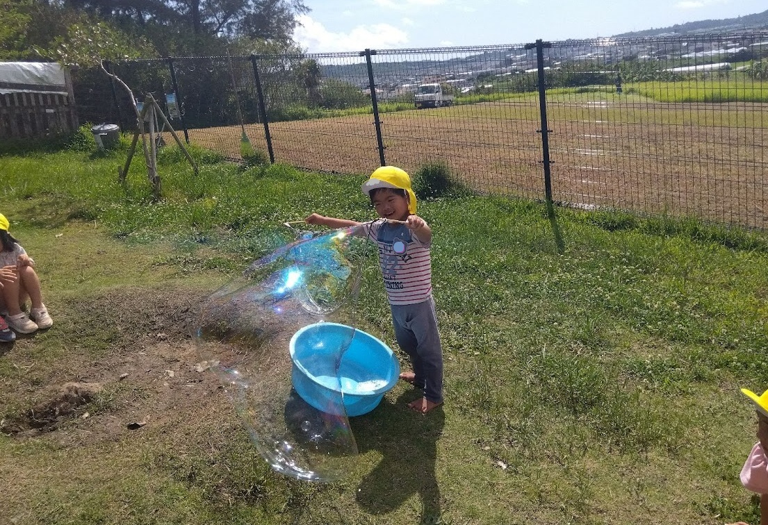 しゃぼん玉で遊ぶ子ども