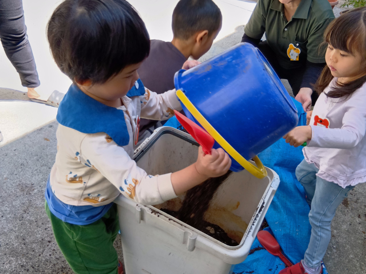 協力して作業する子どもたち