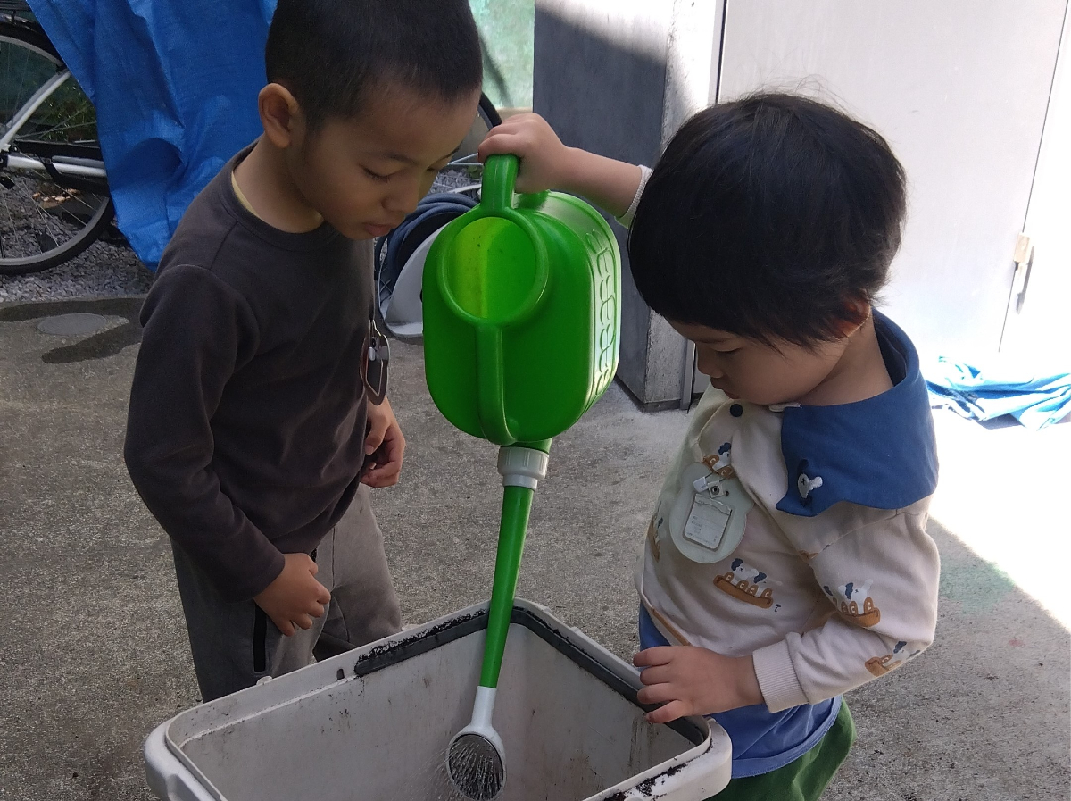 水やりをする子どもたち