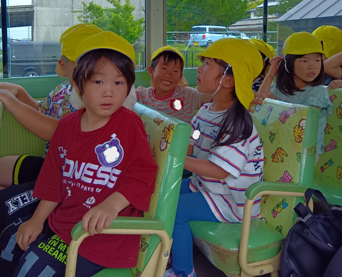 バスに乗る子どもたち