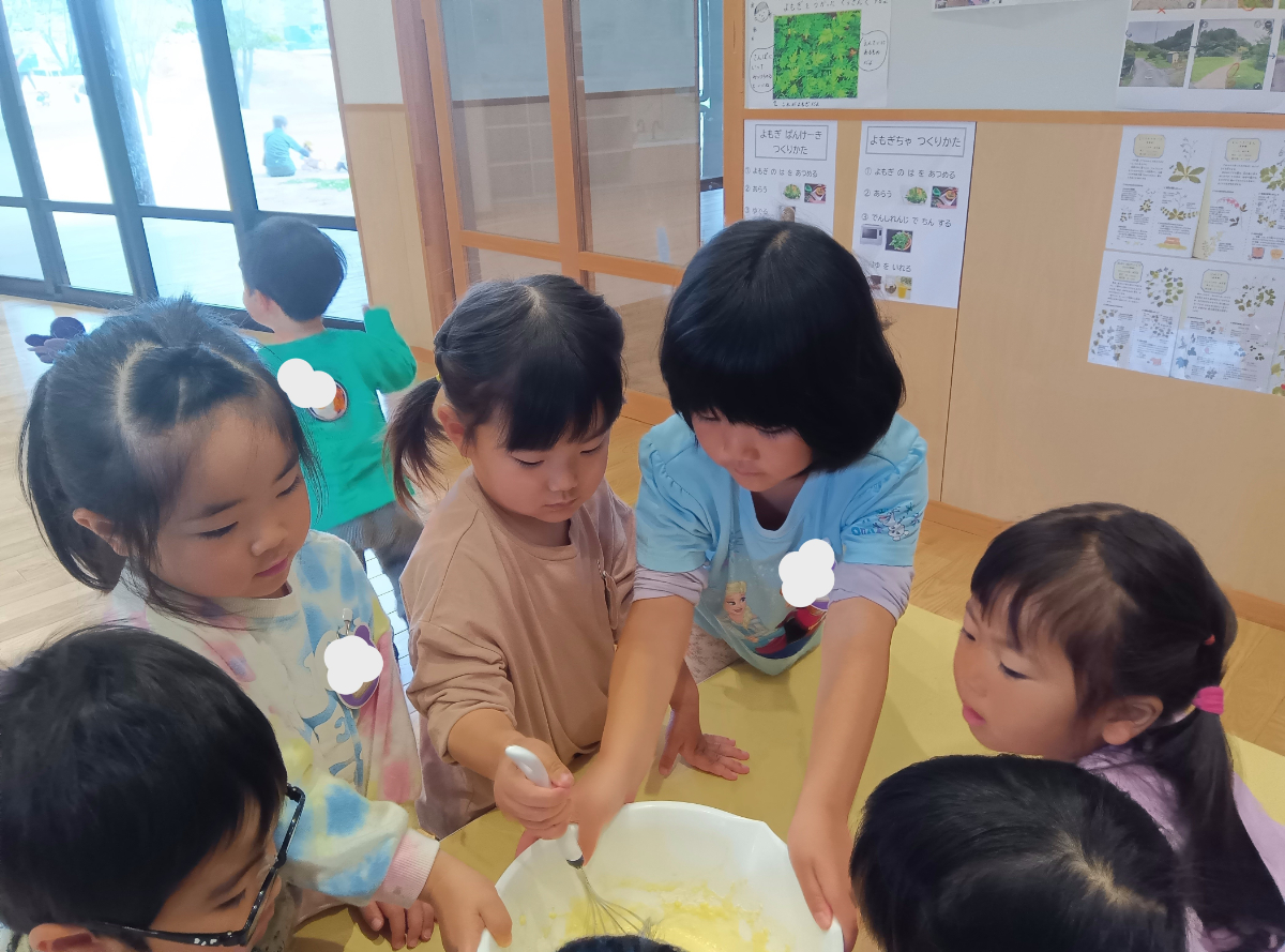 パンケーキ生地を混ぜる様子