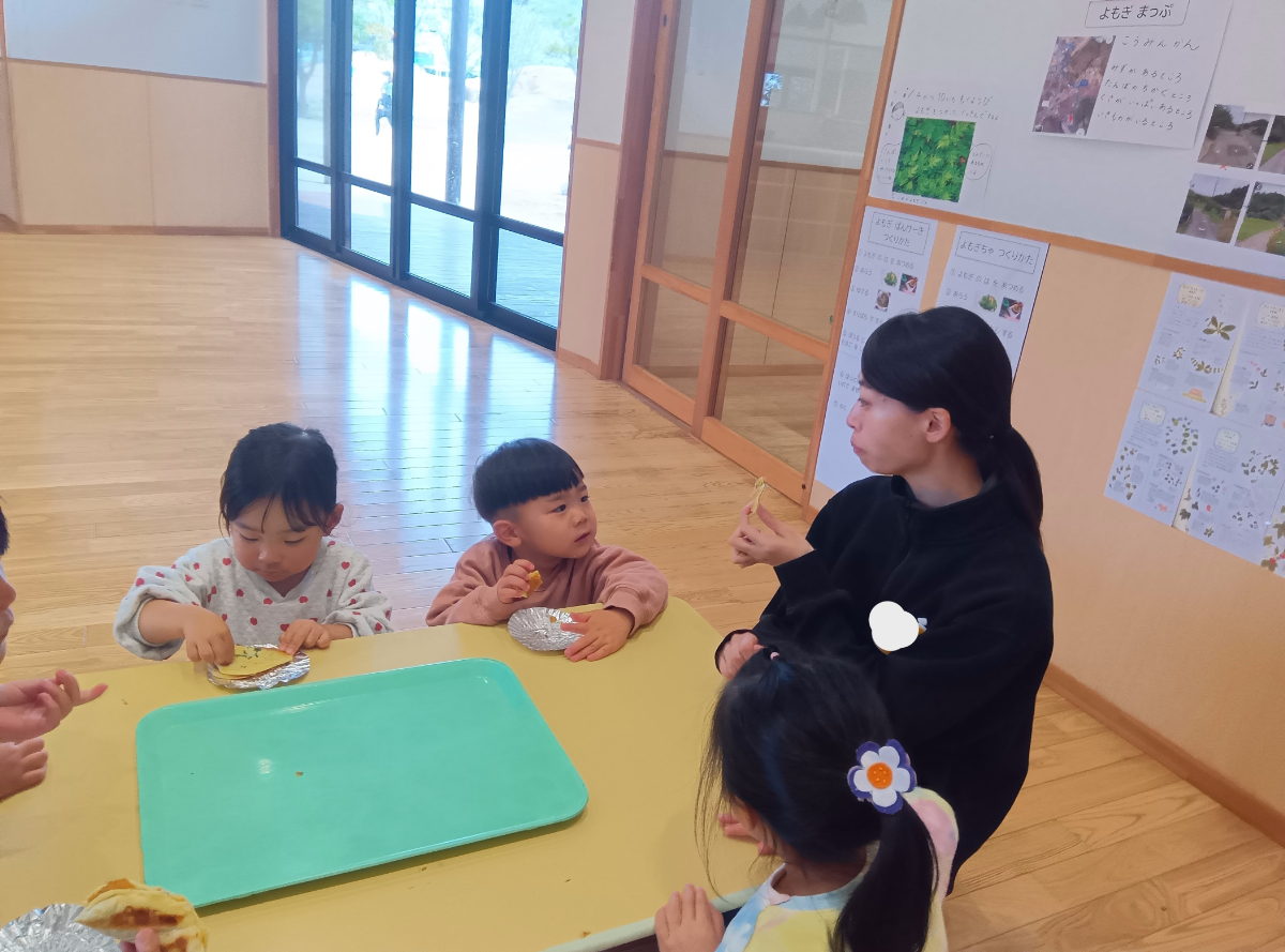 おいしく食事をしている様子